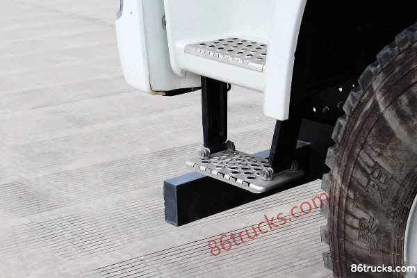 Union Truck U300 300 ch 8X4(12 roues) camion benne 6 m Cabine (3) | 86Trucks