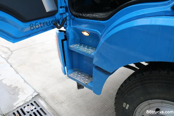 Dayun Fengchi Medium Truck 220 hp 4X2(6 wheels) 6.75m Flatbed Cargo Truck Cab (2) | 86Trucks
