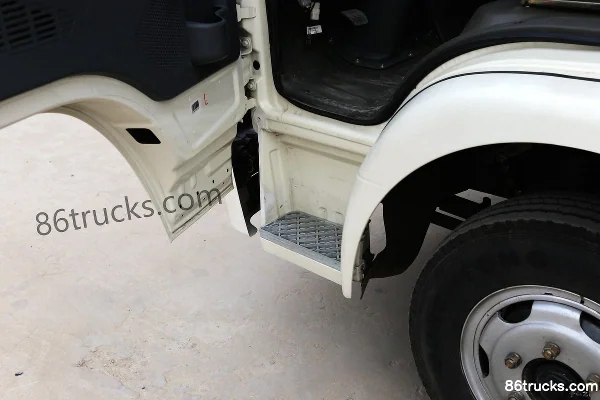 Dongfeng Yuhu 112 hp 4X2(6 wheels) Gasoline/CNG 4.2m single-row van light truck (DFD5032XXYLN1) Cab (3) | 86Trucks