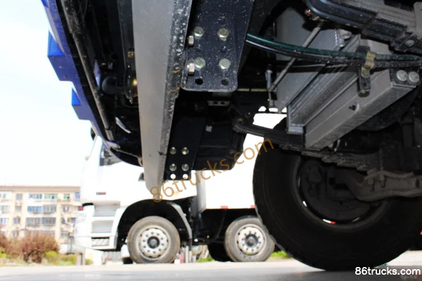 Dongfeng Liuqi Chenglong M3 medium truck 160hp 4X2(6 wheels) 5100 wheelbase 6.8m cargo truck chassis (3) | 86Trucks