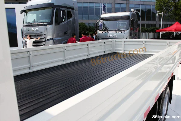 JAC JUNLING V3 152 ch 4X2(6 roues) 3.905 m camion léger plateau cabine avancée Carrosserie (1) | 86Trucks