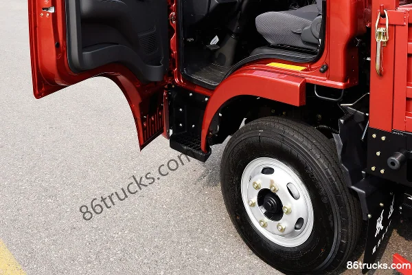 Yuejin Shangjun X500-33 125 hp 4X2(6 wheels) 4.24m Single-row Flatbed Light Truck Cab (2) | 86Trucks