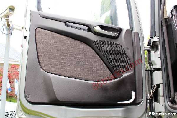 Sichuan Hyundai Chuanghu XCIENT P360 heavy truck lightweight 360hp 4X2(6 wheels) tractor truck Cab (3) | 86Trucks
