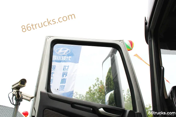 Sichuan Hyundai Chuanghu XCIENT P360 heavy truck lightweight 360hp 4X2(6 wheels) tractor truck Cab (1) | 86Trucks