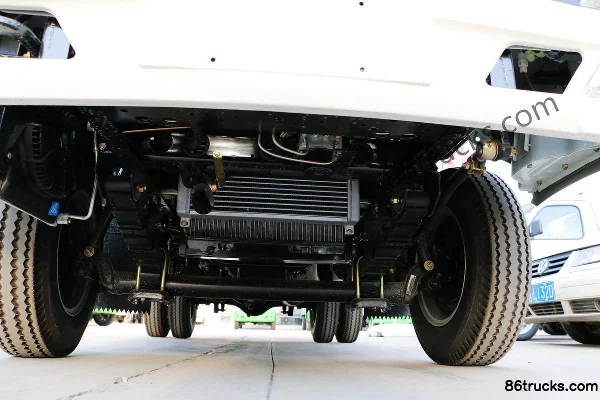 Kama Jinyunka 87 hp 4X2(6 wheels) 4.04m single-row flatbed light truck Chassis (2) | 86Trucks