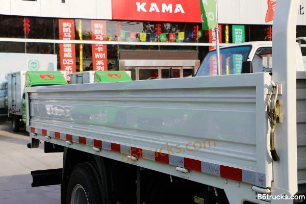 Kama Jinyunka 87 hp 4X2(6 wheels) 4.04m single-row flatbed light truck Official Photos (1) | 86Trucks