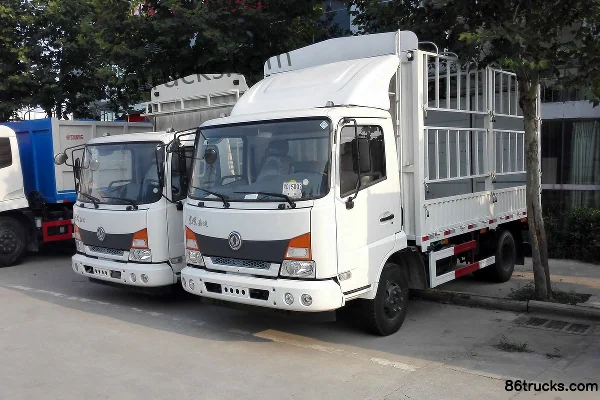 Dongfeng Commercial Vehicle Jiayun 120 hp 4X2(6 wheels) 4.1m Single Row Stake Truck (Blue Plate) Exterior (3) | 86Trucks