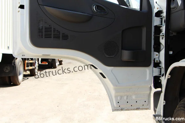 Dongfeng Duolika D5 2018 88hp 4X2(6 wheels) 2.4m double-row flatbed light truck Cab (3) | 86Trucks