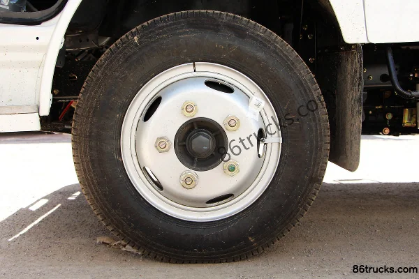 Dongfeng Duolika D5 2018 88hp 4X2(6 wheels) 2.4m double-row flatbed light truck Chassis (1) | 86Trucks