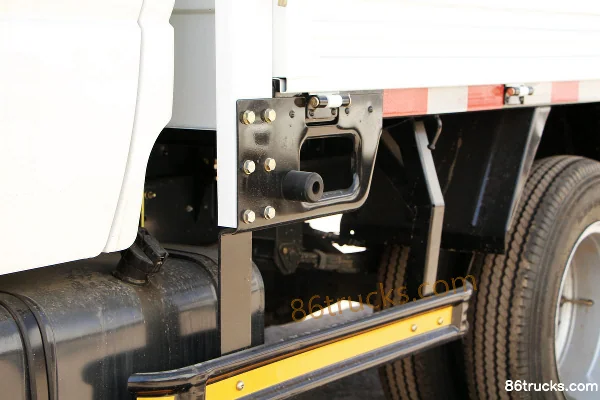 Dongfeng Duolika D5 2018 88hp 4X2(6 wheels) 2.4m double-row flatbed light truck Body (3) | 86Trucks