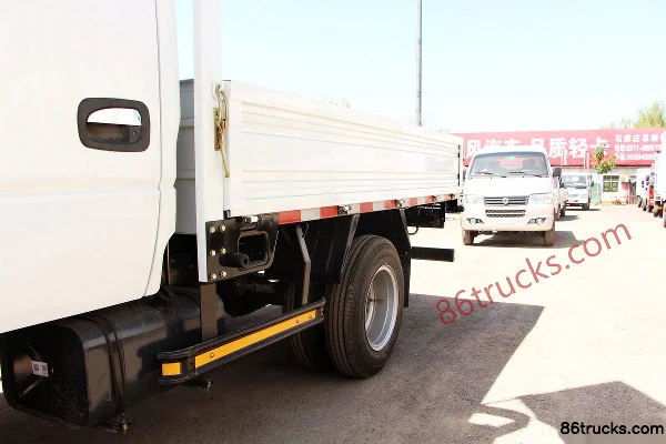 Dongfeng Duolika D5 2018 88hp 4X2(6 wheels) 2.4m double-row flatbed light truck Body (1) | 86Trucks