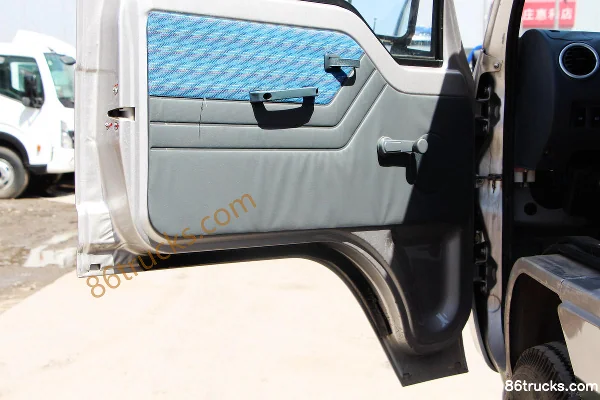 Dongfeng 103 hp 4X2(6 wheels) 2.1m double-row flatbed mini truck Cab (3) | 86Trucks