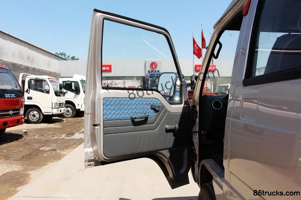 Dongfeng 103 hp 4X2(6 wheels) 2.1m double-row flatbed mini truck Cab (1) | 86Trucks