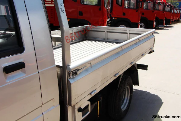 Dongfeng 103 hp 4X2(6 wheels) 2.1m double-row flatbed mini truck Body (2) | 86Trucks