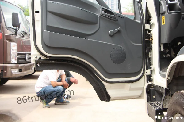 Kama Kaijie M3 113 hp 4X2(6 wheels) 4.2m single-row flatbed light truck Cab (3) | 86Trucks