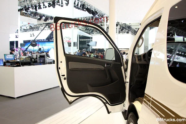 Jinbei Hiace L 2.7L 150 hp Flagship Type 18-Seat Enclosed Van Cab (1) | 86Trucks