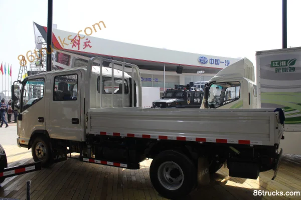 JAC Shuailing K340 152 hp 4X2(6 wheels) 3.145 m double-row stake light truck Exterior (3) | 86Trucks