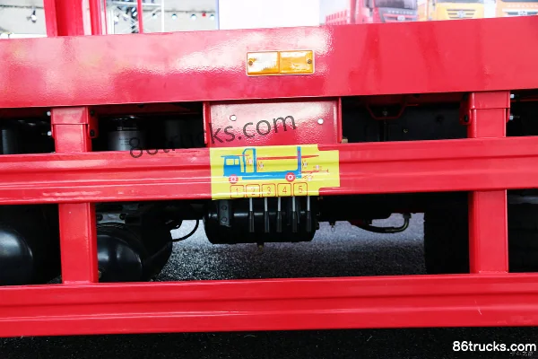 SAIC Hongyan Genlyon M100 camion lourd version standard 310 ch 4X2(6 roues) camion porteur à ridelles 5,8 m Châssis (3) | 86Trucks