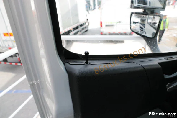 SAIC Hongyan Jieka C100 camion lourd 350 ch 4X2(6 roues) tracteur routier (toit haut) Cabine (3) | 86Trucks