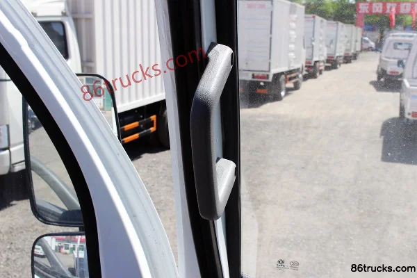 Dongfeng Duolika D6 113 hp 4X2(6 wheels) 4.15m single-row flatbed light truck Cab (2) | 86Trucks