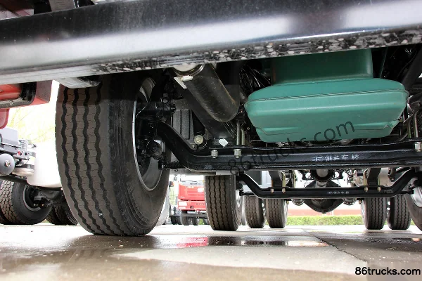 FAW Jiefang J6P tracteur routier LNG 350 ch 6X2(8 roues) version standard Châssis (2) | 86Trucks