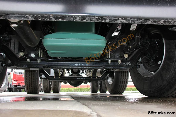 FAW Jiefang J6P tracteur routier LNG 350 ch 6X2(8 roues) version standard Châssis (1) | 86Trucks