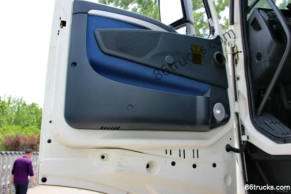 Sinotruk HOWO T7H camion lourd 440 ch 8X4(12 roues) camion porteur fourgon 9,5 m (rapport de pont 3,36) Cabine (3) | 86Trucks