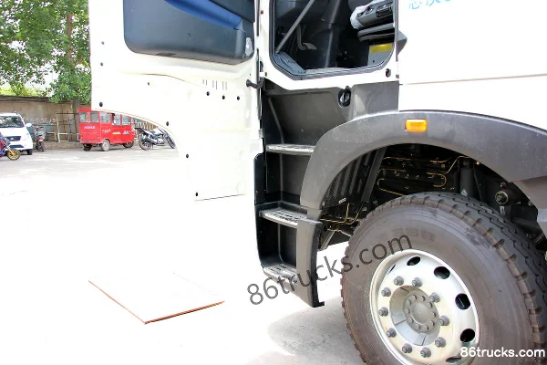 Sinotruk HOWO T7H camion lourd 440 ch 8X4(12 roues) camion porteur fourgon 9,5 m (rapport de pont 3,36) Cabine (2) | 86Trucks
