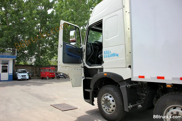 Sinotruk HOWO T7H camion lourd 440 ch 8X4(12 roues) camion porteur fourgon 9,5 m (rapport de pont 3,36) Cabine (1) | 86Trucks