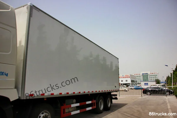 Sinotruk HOWO T7H camion lourd 440 ch 8X4(12 roues) camion porteur fourgon 9,5 m (rapport de pont 3,36) Carrosserie (2) | 86Trucks
