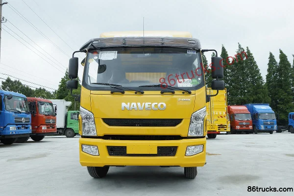 Yuejin Chaoyue C500-38 140hp 4X2(6 wheels) 4.65m semi-sleeper van cargo truck Exterior (2) | 86Trucks