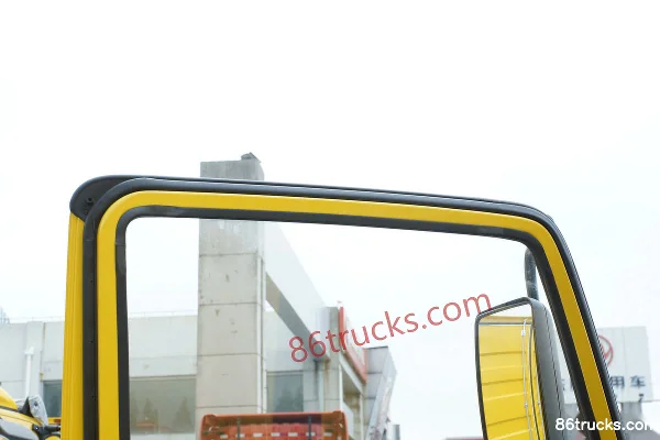 Yuejin Chaoyue C500-38 140hp 4X2(6 wheels) 4.65m semi-sleeper van cargo truck Cab (3) | 86Trucks