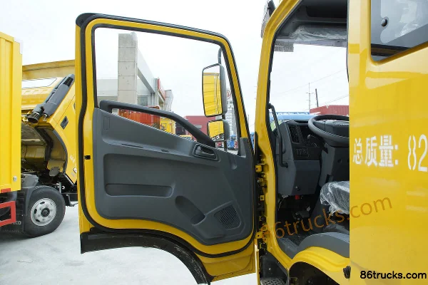 Yuejin Chaoyue C500-38 140hp 4X2(6 wheels) 4.65m semi-sleeper van cargo truck Cab (2) | 86Trucks