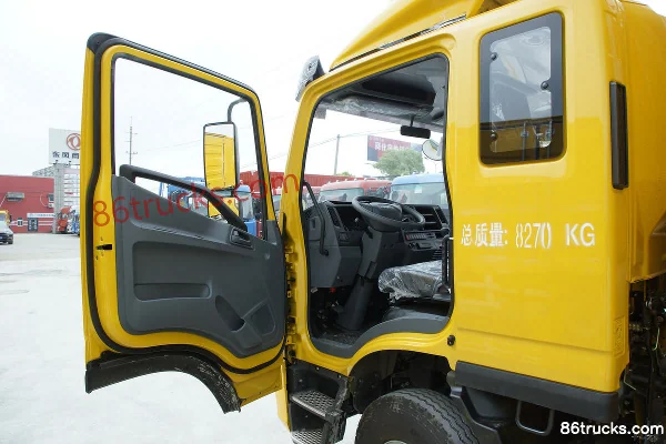 Yuejin Chaoyue C500-38 140hp 4X2(6 wheels) 4.65m semi-sleeper van cargo truck Cab (1) | 86Trucks