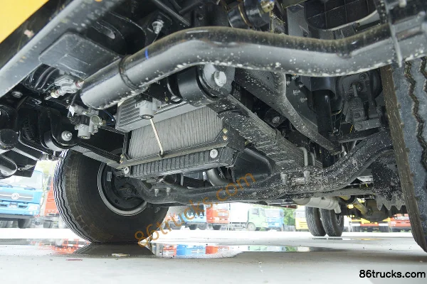 Yuejin Chaoyue C500-38 140hp 4X2(6 wheels) 4.65m semi-sleeper van cargo truck Chassis (3) | 86Trucks
