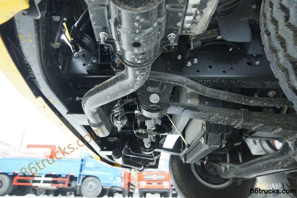 Yuejin Chaoyue C500-38 140hp 4X2(6 wheels) 4.65m semi-sleeper van cargo truck Chassis (2) | 86Trucks