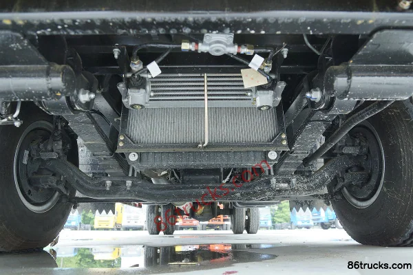 Yuejin Chaoyue C500-38 140hp 4X2(6 wheels) 4.65m semi-sleeper van cargo truck Chassis (1) | 86Trucks