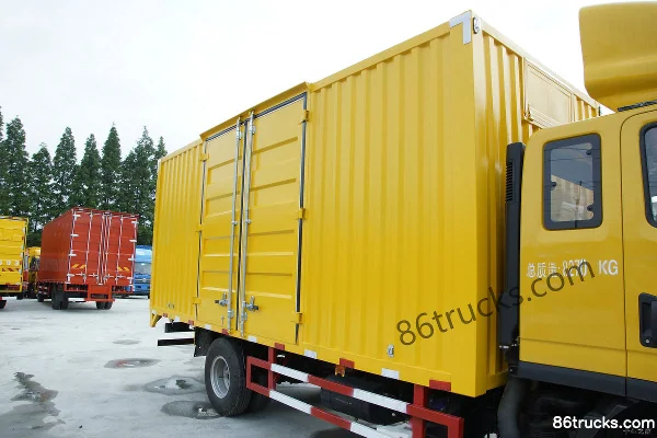 Yuejin Chaoyue C500-38 140hp 4X2(6 wheels) 4.65m semi-sleeper van cargo truck Body (3) | 86Trucks