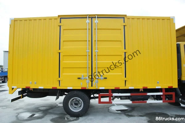 Yuejin Chaoyue C500-38 140hp 4X2(6 wheels) 4.65m semi-sleeper van cargo truck Body (2) | 86Trucks