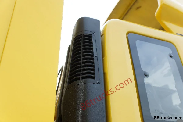 Yuejin Chaoyue C500-38 140hp 4X2(6 wheels) 4.65m semi-sleeper van cargo truck Body (1) | 86Trucks