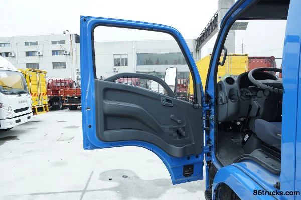 Yuejin Shangjun X100-33 112hp 4X2(6 wheels) 3.2m Double Row Flatbed Light Truck (Hydraulic Brake)(5-speed) Cab (2) | 86Trucks