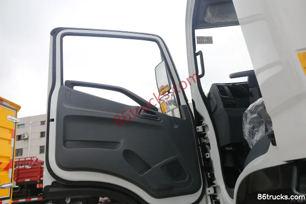 Yuejin Yuejin C300-33 125 hp 4X2(6 wheels) 3308 wheelbase single-row light truck chassis Cab (1) | 86Trucks