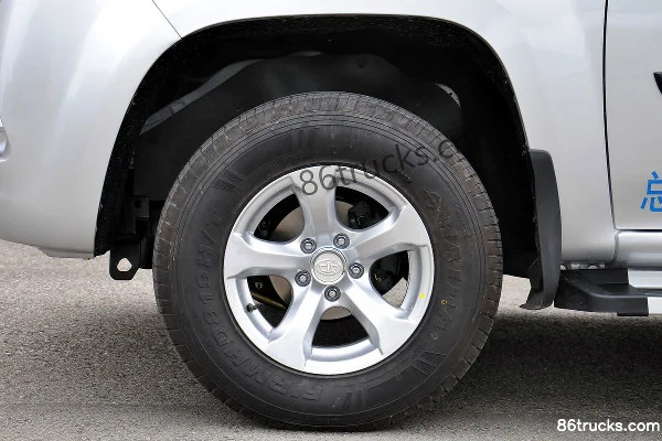 Huakai Pickup Standard Edition 2015 Model 2.8L Diesel Short Wheelbase Double Row Pickup Chassis (2) | 86Trucks