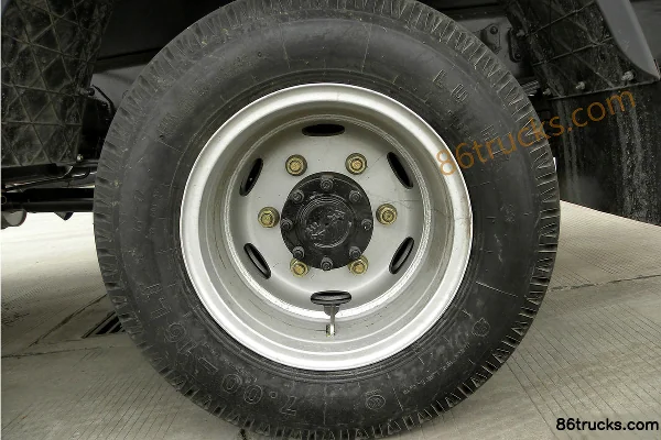 Sinotruk HOWO 115 hp 4X2(6 wheels) Refrigerated Truck (Lvye Brand) Cab (1) | 86Trucks