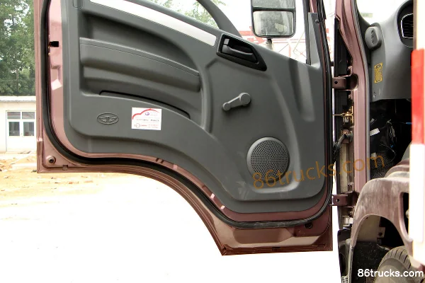 Tangjun Ouling T3 series 108 hp 4X2(6 wheels) 4.15m single-row van light truck Cab (3) | 86Trucks