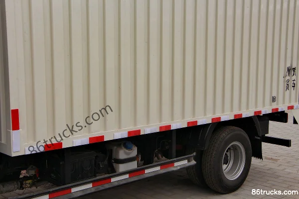 Tangjun Ouling T3 series 108 hp 4X2(6 wheels) 4.15m single-row van light truck Body (2) | 86Trucks
