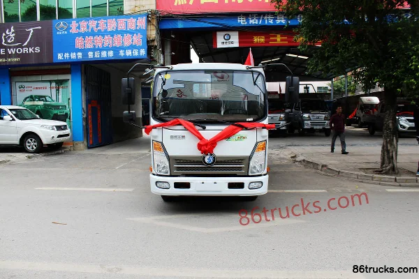 Sinotruk Wangpai 7 Series 87 hp 4X2(6 wheels) 3.3m Semi-row Cage Van Light Truck Exterior (2) | 86Trucks