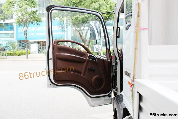 Sinotruk Wangpai 7 Series 87 hp 4X2(6 wheels) 3.3m Semi-row Cage Van Light Truck Cab (1) | 86Trucks