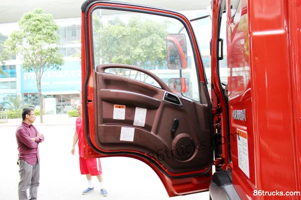 Sinotruk Wangpai 7 Series 115 hp 4X2(6 wheels) 3.8m Half Row Stake Light Truck Cab (1) | 86Trucks