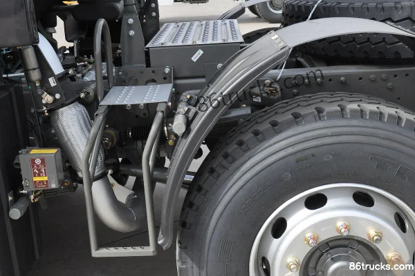 Sinotruk Hohan J5G 340hp 6X2(8 wheels) tractor truck Chassis (2) | 86Trucks